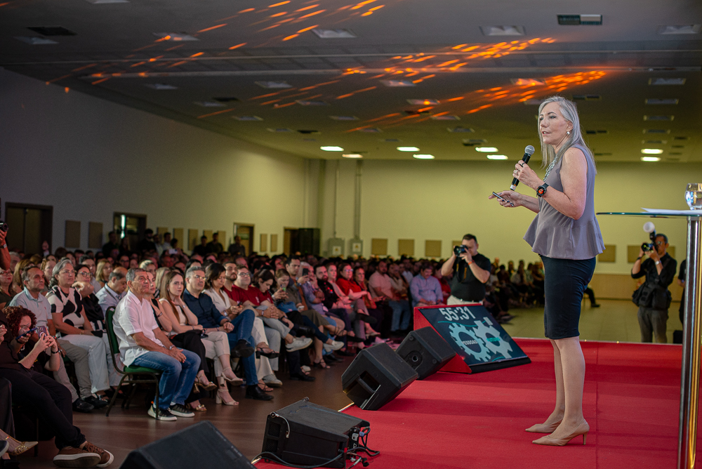 Palestra de Martha Gabriel e apresentação do Aura movimentam encontro de fim de ano da Mota Machado