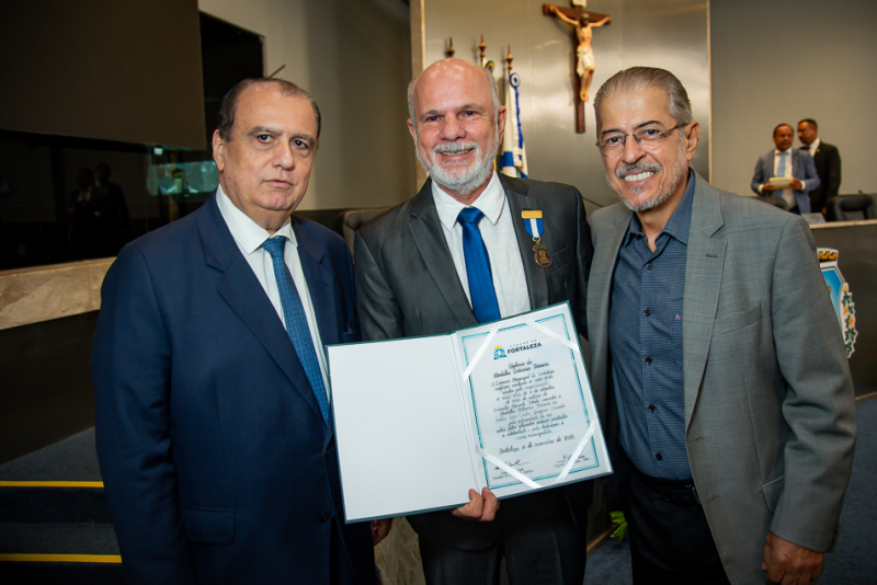 Reconhecimento público - João Carlos Diógenes Parente é agraciado com a Medalha Boticário Ferreira em sessão solene na CMFor