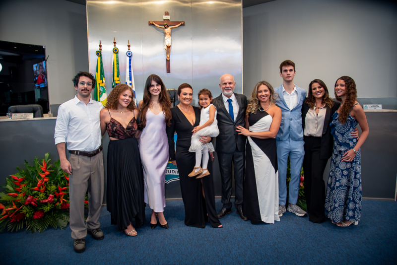 Reconhecimento público - João Carlos Diógenes Parente é agraciado com a Medalha Boticário Ferreira em sessão solene na CMFor