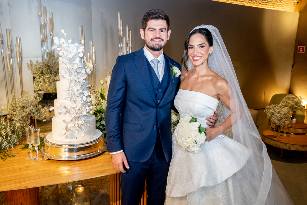 Milla Twardy e Michel Ferraz selam união em cerimônia na Igreja do Líbano