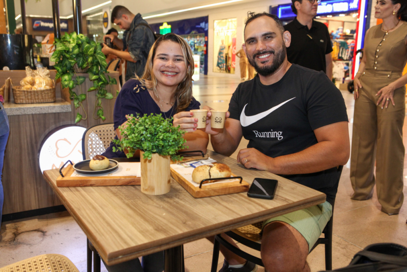 Estreia gourmet - Manuela e Nagib Acário inauguram quiosque da Manu Pães Artesanais no Eusébio