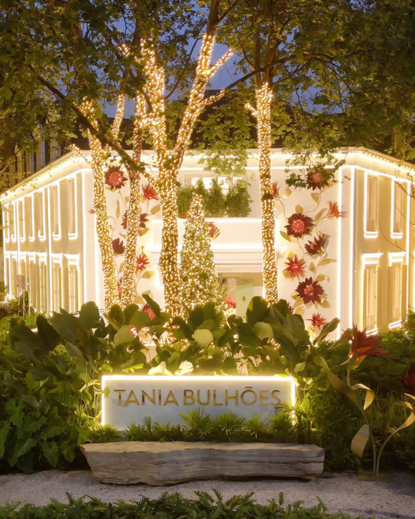 O Natal Ilumina Nossa Loja Conceito.entre Luzes E Flores Tropicais, A Fachada Ganha Vida Com As (1)