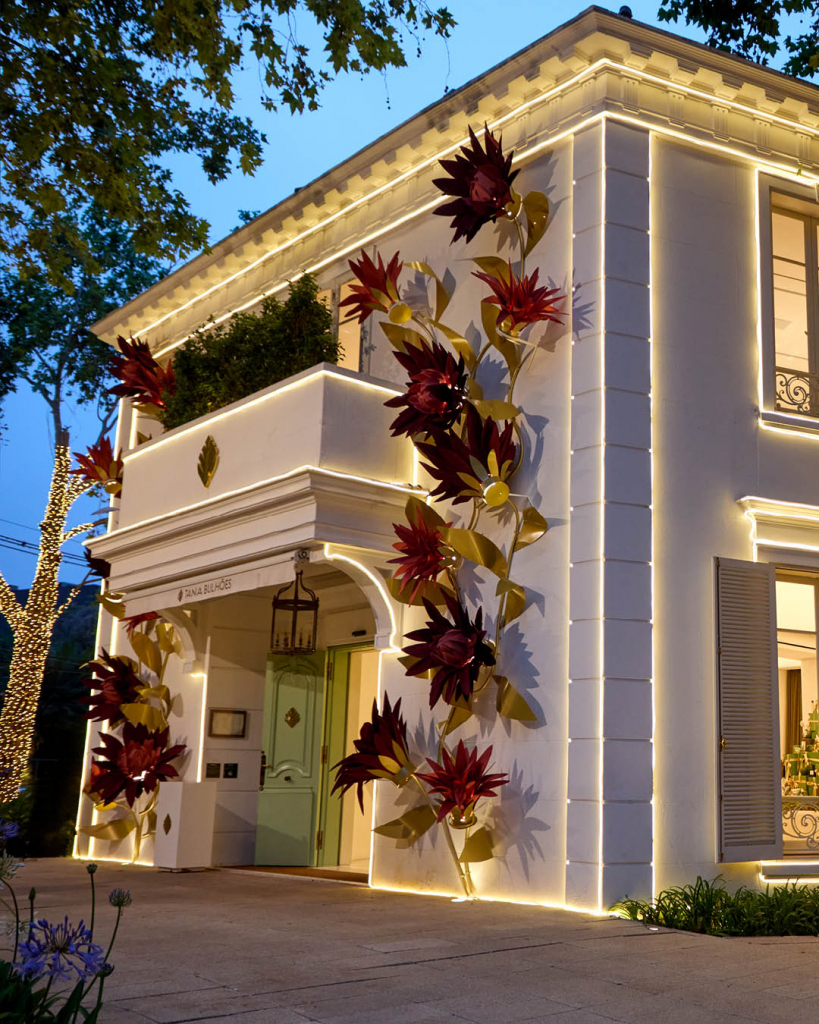 O Natal Ilumina Nossa Loja Conceito.entre Luzes E Flores Tropicais, A Fachada Ganha Vida Com As (3)