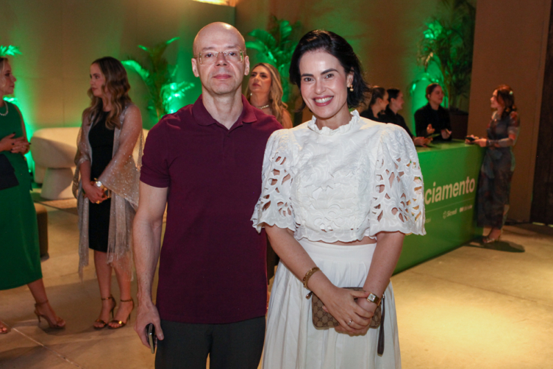 Noite inspiradora - Caco Barcellos conduz encontro do Sicredi Veredas com palestra sobre o impacto da cooperação