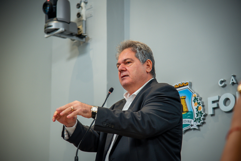 Reconhecimento público - João Carlos Diógenes Parente é agraciado com a Medalha Boticário Ferreira em sessão solene na CMFor