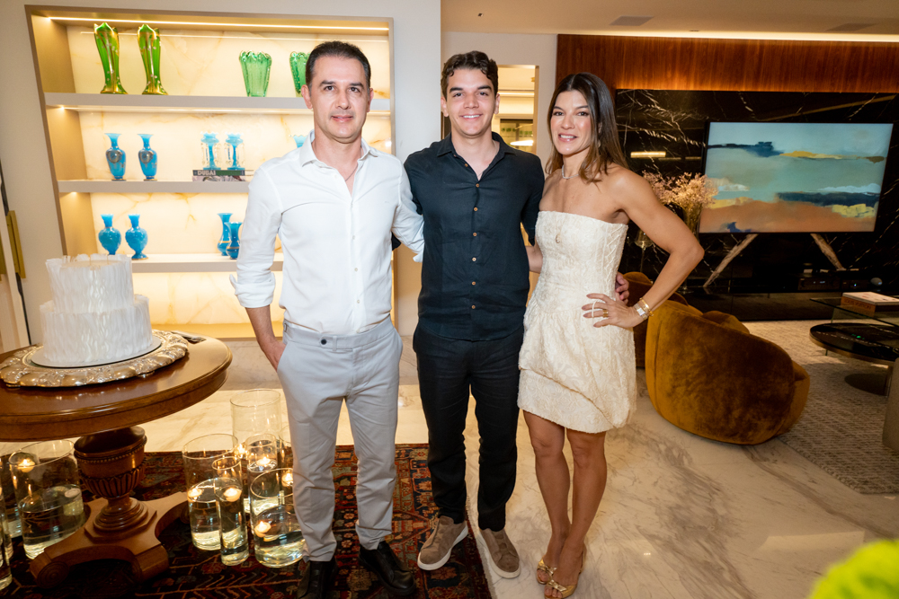 Pedro Carvalho comemora novo ciclo em noite repleta de energia, música e bons drinks