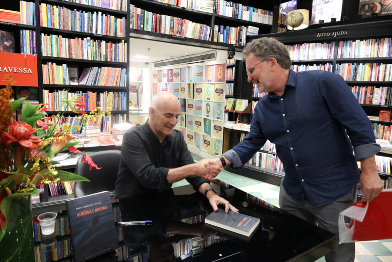 IN Rio - Pedro Cavalcanti Ferreira lança romance “Memórias e Mentiras” em noite movimentada na Livraria da Travessa
