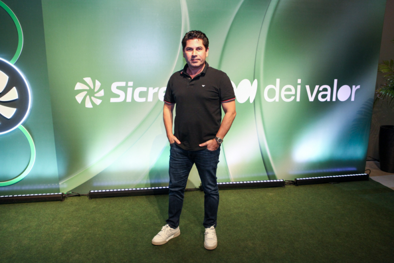 Noite inspiradora - Caco Barcellos conduz encontro do Sicredi Veredas com palestra sobre o impacto da cooperação