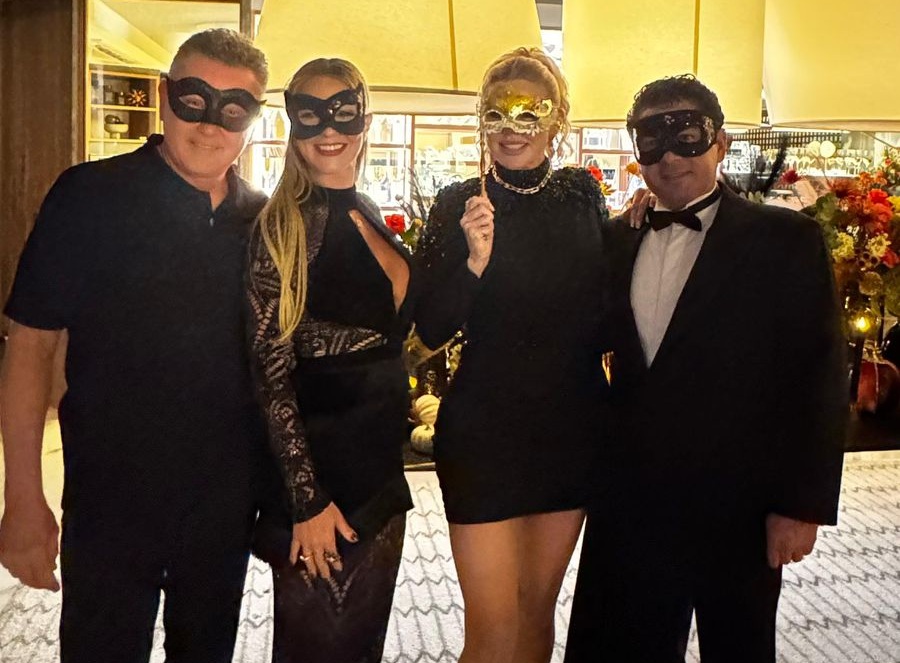 Entre máscaras e glamour no Halloween cearense de Lorena e David Rodriguez