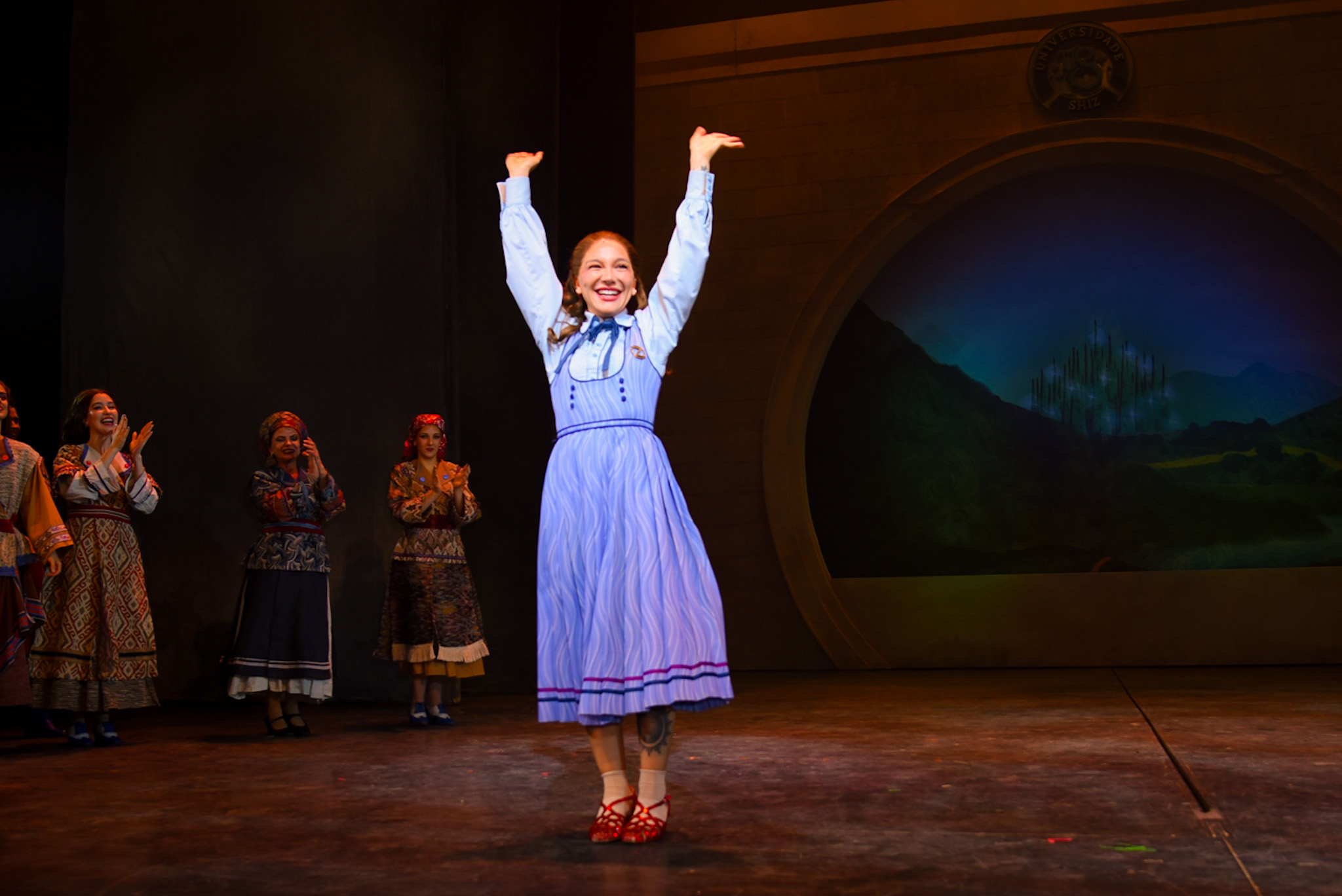 Priscilla Alcântara encanta o público como Nessarose no espetáculo ‘Wicked’ em São Paulo