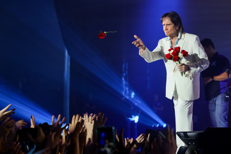 Em São Paulo, Roberto Carlos revive sucessos e recebe carinho da neta Laura