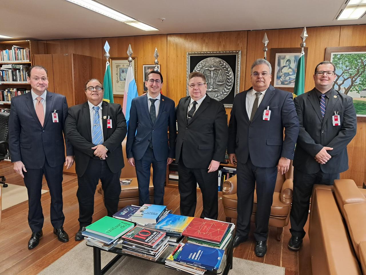 Roberto Victor encerra semana de compromissos oficiais em Brasília com autoridades do Judiciário e Legislativo