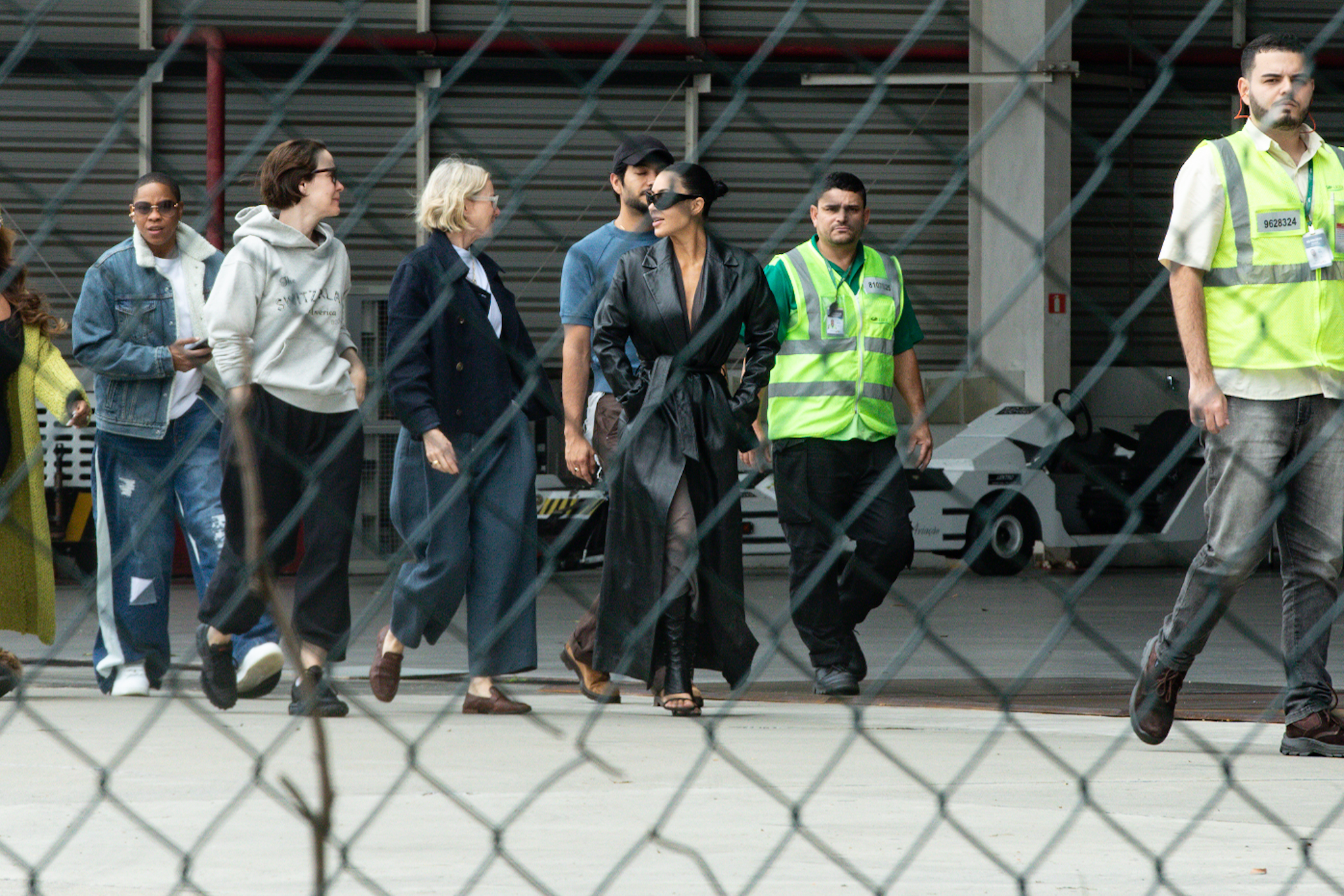 Kim Kardashian chega ao Rio para première da Disney ao lado de Naomi Watts e Sarah Paulson