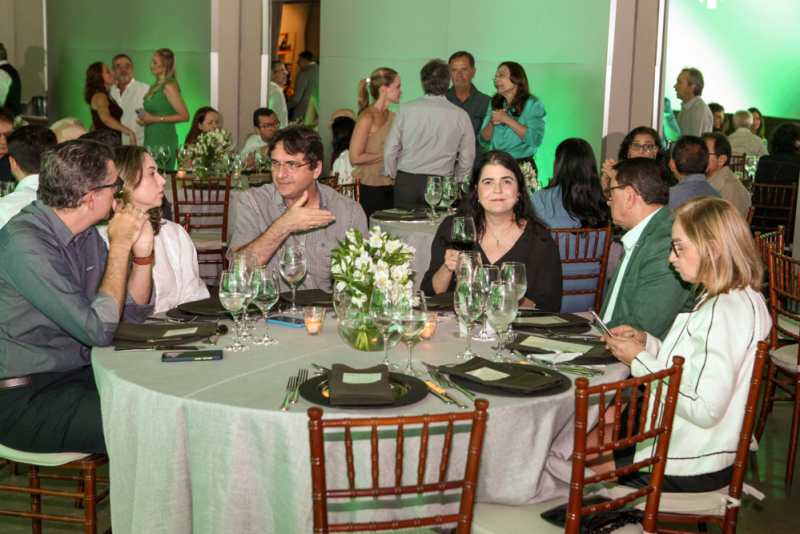 Noite inspiradora - Caco Barcellos conduz encontro do Sicredi Veredas com palestra sobre o impacto da cooperação