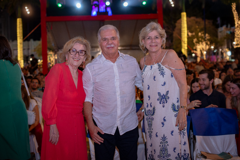 Centro em festa - Papai Noel acrobata, Coral no Hotel Excelsior e show de Jorge Vercillo marcam abertura do Ceará Natal de Luz