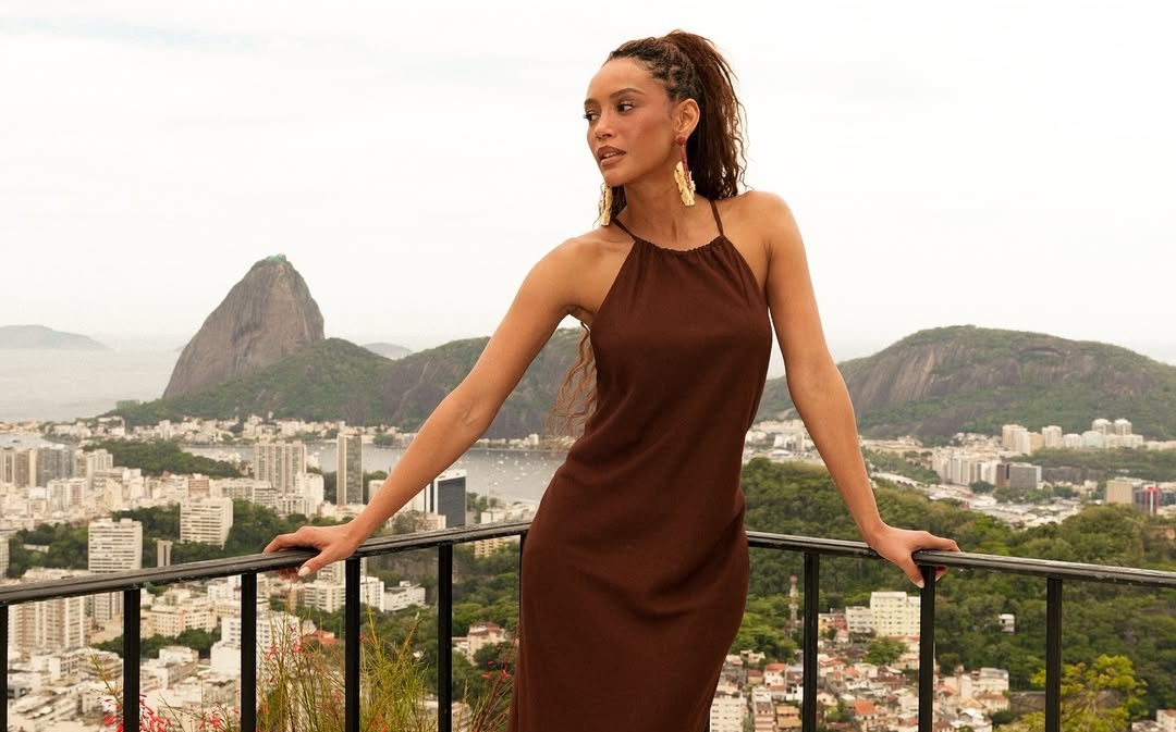 Taís Araújo ilumina o Alto Verão ao vestir peças do Ateliê Mão de Mãe