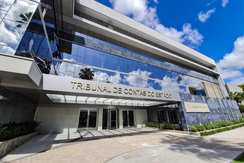 Alece marca os 90 anos do Tribunal de Contas do Ceará em sessão solene no Plenário 13 de Maio