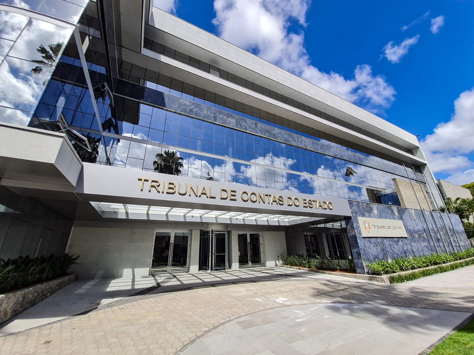 Alece marca os 90 anos do Tribunal de Contas do Ceará em sessão solene no Plenário 13 de Maio