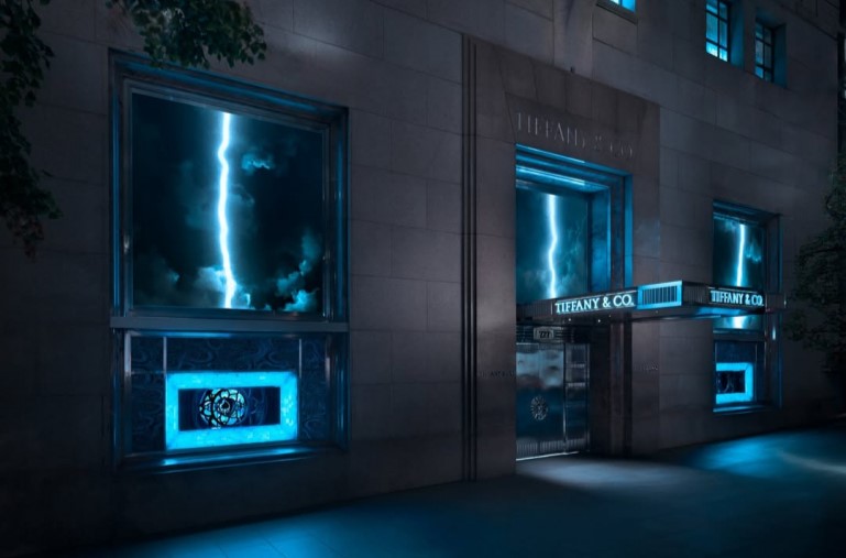 Tiffany & Co. inaugura vitrine imersiva em Nova York e celebra parceria histórica com a Netflix