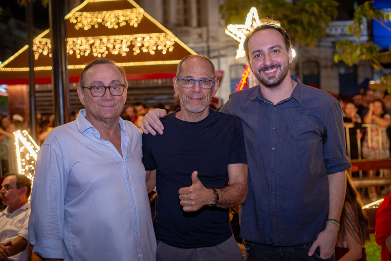 Centro em festa - Papai Noel acrobata, Coral no Hotel Excelsior e show de Jorge Vercillo marcam abertura do Ceará Natal de Luz