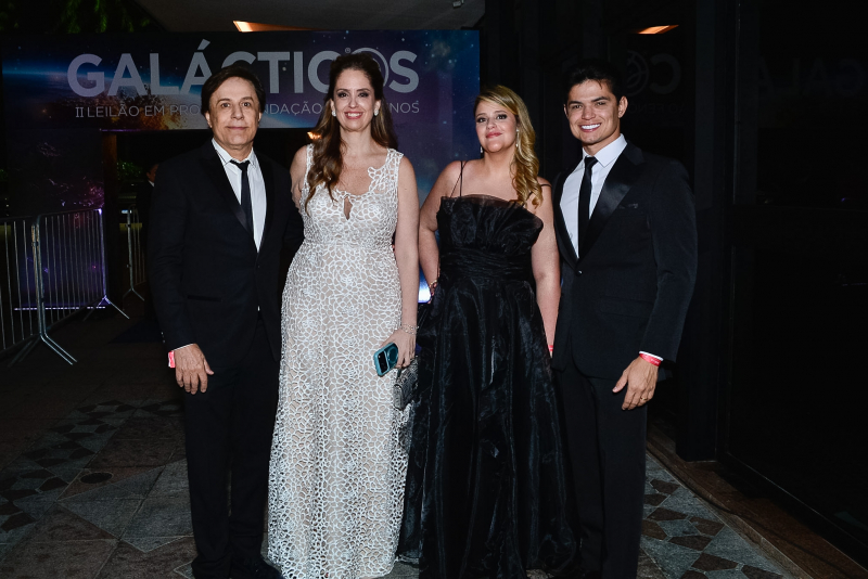 Arrecadação Solidária - Ronaldo e Celina Locks recebem famosos na 2ª edição do Leilão Galácticos em São Paulo