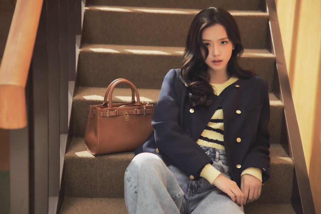 Tommy Hilfiger revisita o encanto das festas com JISOO à frente da nova coleção