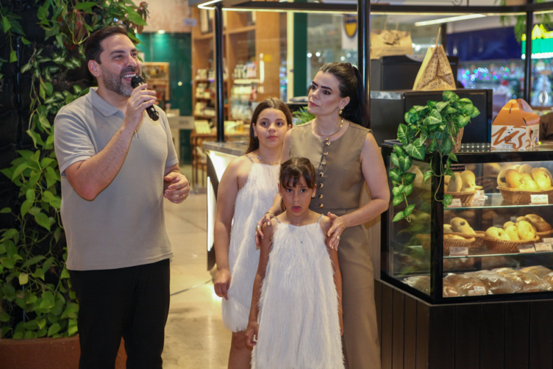 Estreia gourmet - Manuela e Nagib Acário inauguram quiosque da Manu Pães Artesanais no Eusébio