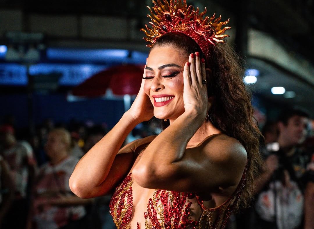 Juliana Paes brilha em ensaio da Viradouro e comemora o retorno como rainha de bateria