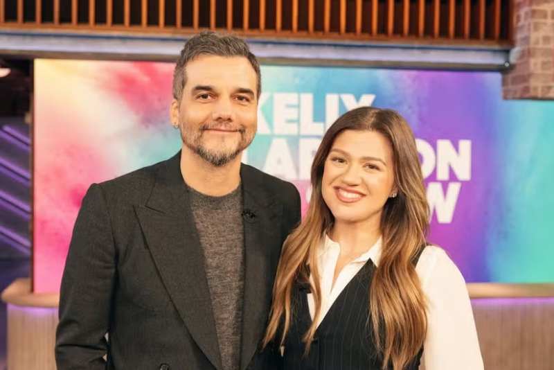 Wagner Moura leva carisma e cinema brasileiro ao “The Kelly Clarkson Show”