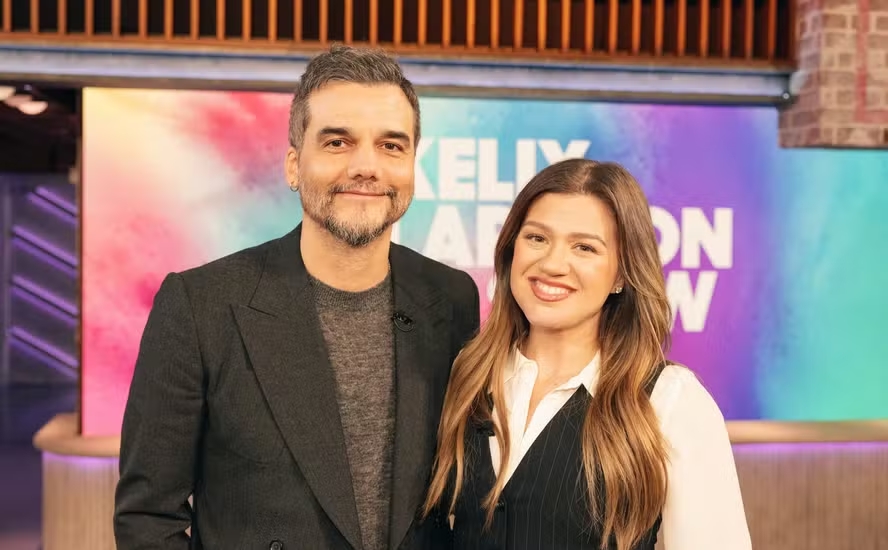 Wagner Moura leva carisma e cinema brasileiro ao “The Kelly Clarkson Show”