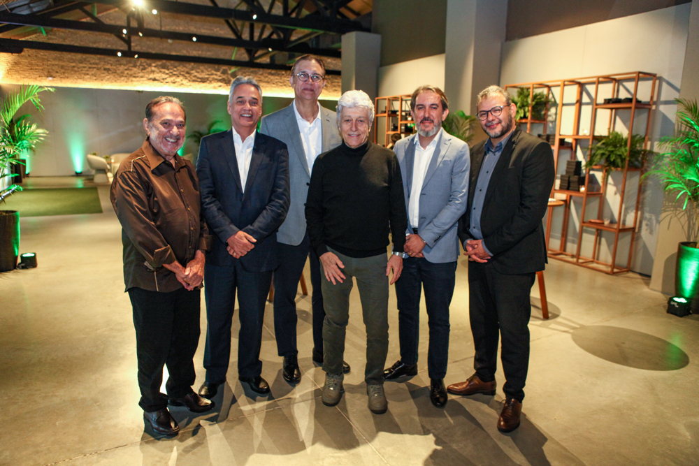 Caco Barcellos conduz encontro do Sicredi Veredas com palestra sobre o impacto da cooperação