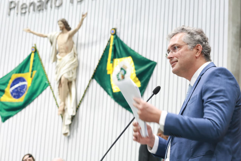 Alece concede título de cidadania a Murilo Pascoal e destaca contribuição ao turismo cearense