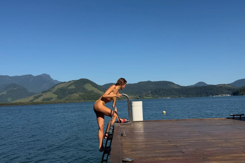 Registros do topless de Sasha Meneghel em Angra dos Reis agita a web