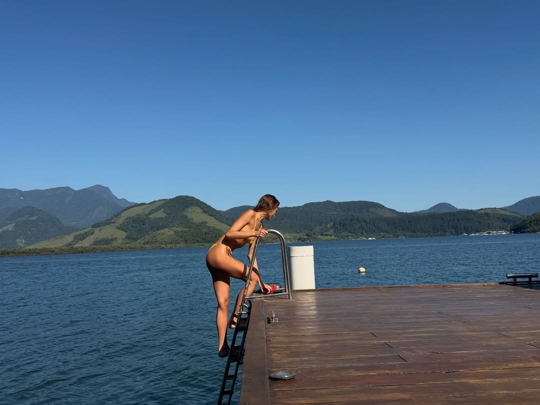 Registros do topless de Sasha Meneghel em Angra dos Reis agita a web