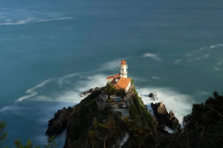 0.farol De Cudillero Refugio Na Espanha 768x512