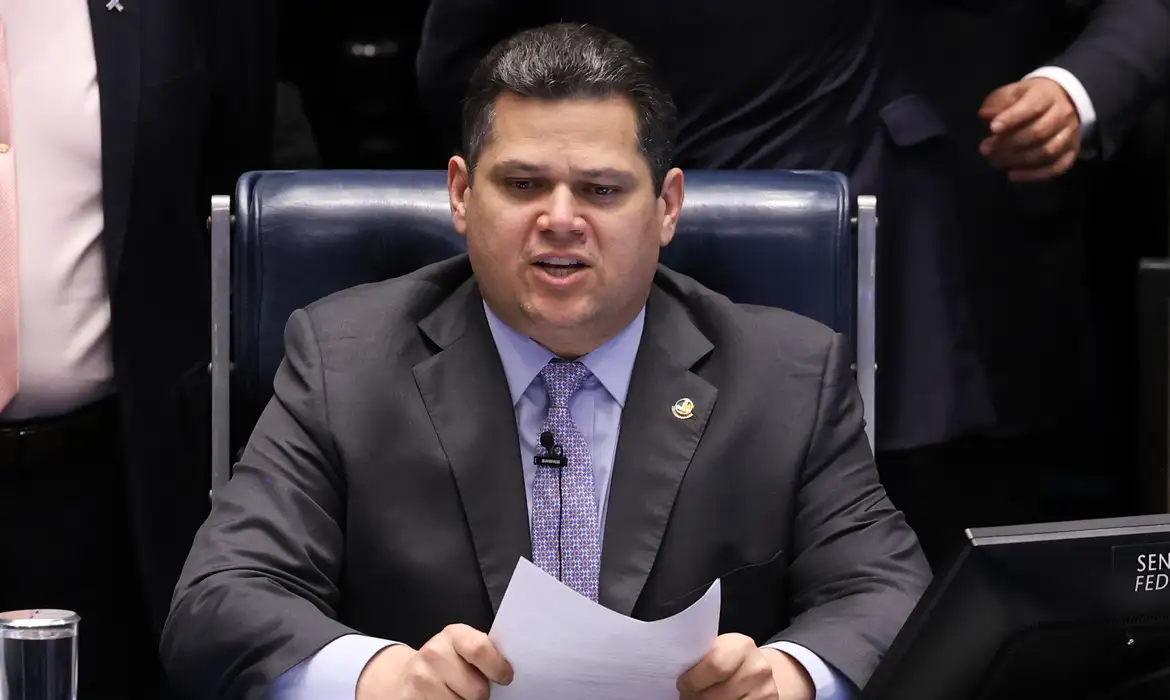 Alcolumbre cancela sabatina de Jorge Messias ao STF e acusa governo de falha no processo