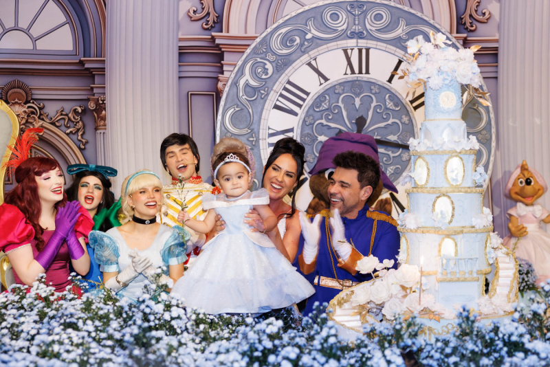 Dia Mágico - Em São Paulo, festa com tema Cinderela marca o primeiro aniversário de Clara, filha de Zezé Di Camargo e Graciele Lacerda