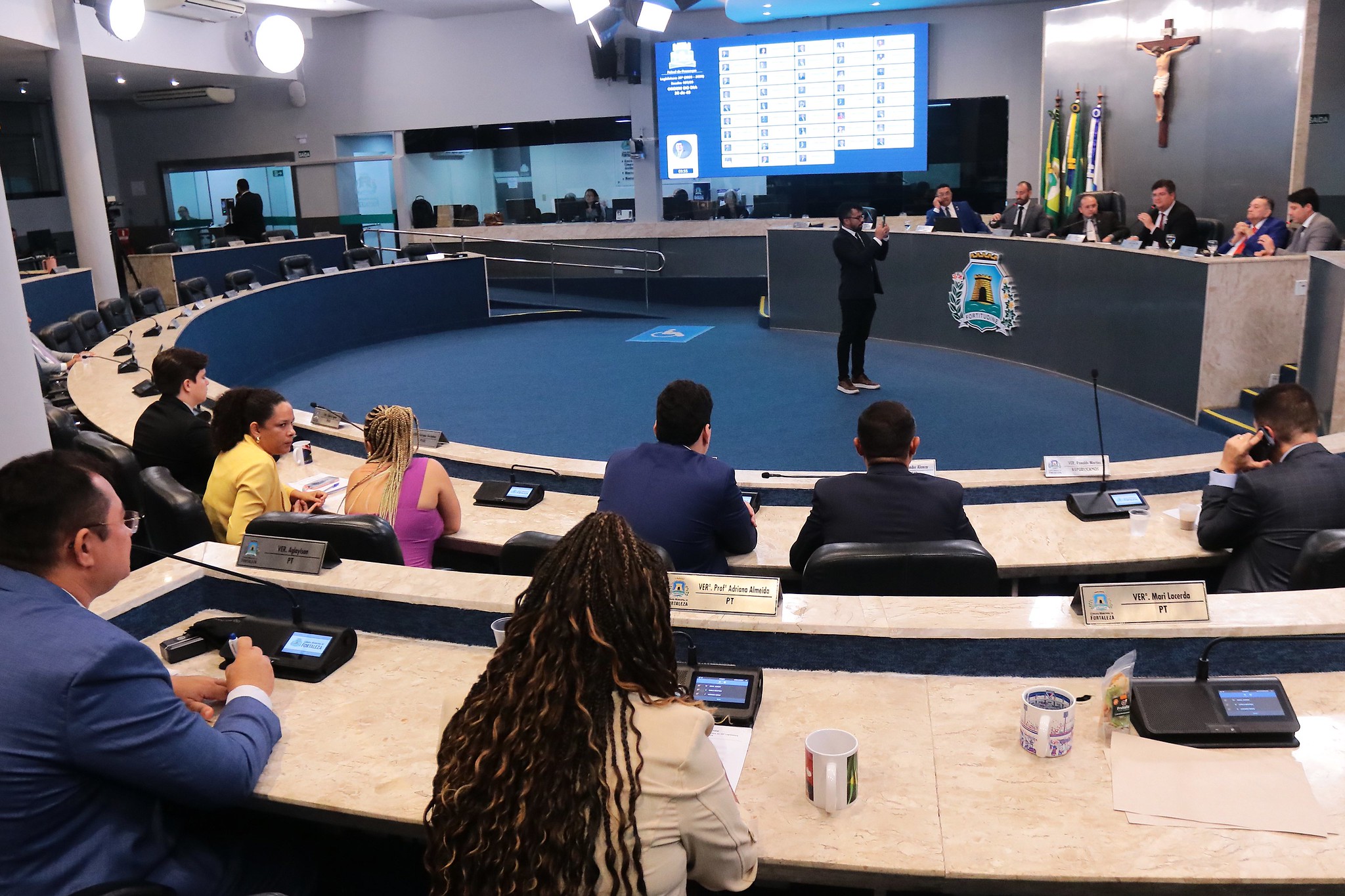 Fortaleza analisa projetos que beneficiam motociclistas com desconto no IPVA e regulamentação trabalhista