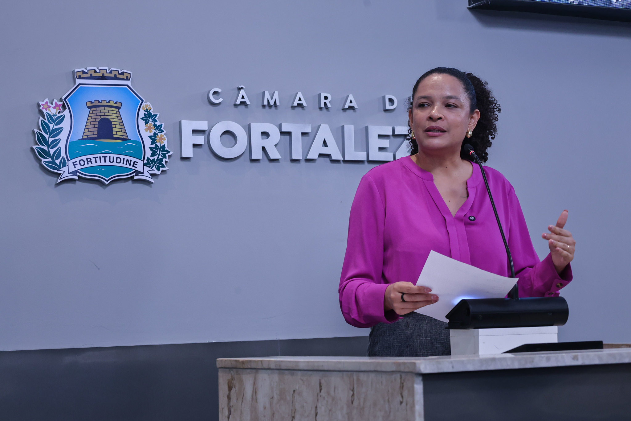 Vereadora de Fortaleza denuncia ameaças de morte com teor homofóbico e racista; Câmara repudia violência