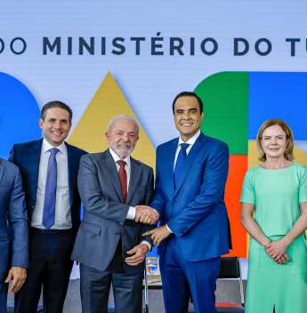 Gustavo Feliciano é empossado no Ministério do Turismo por indicação do União Brasil
