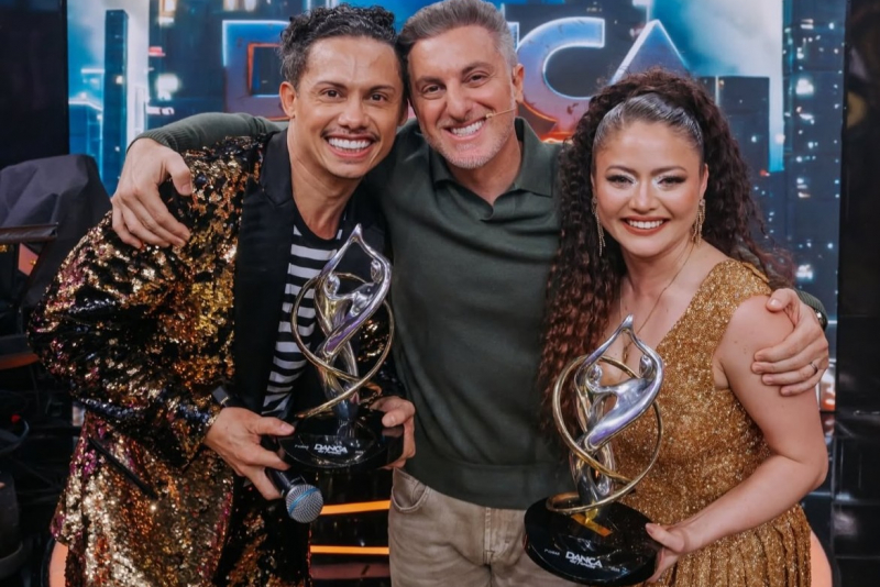 Cearense Silvero Pereira vence o Dança dos Famosos 2025 ao lado de Thais Sousa após final eletrizante