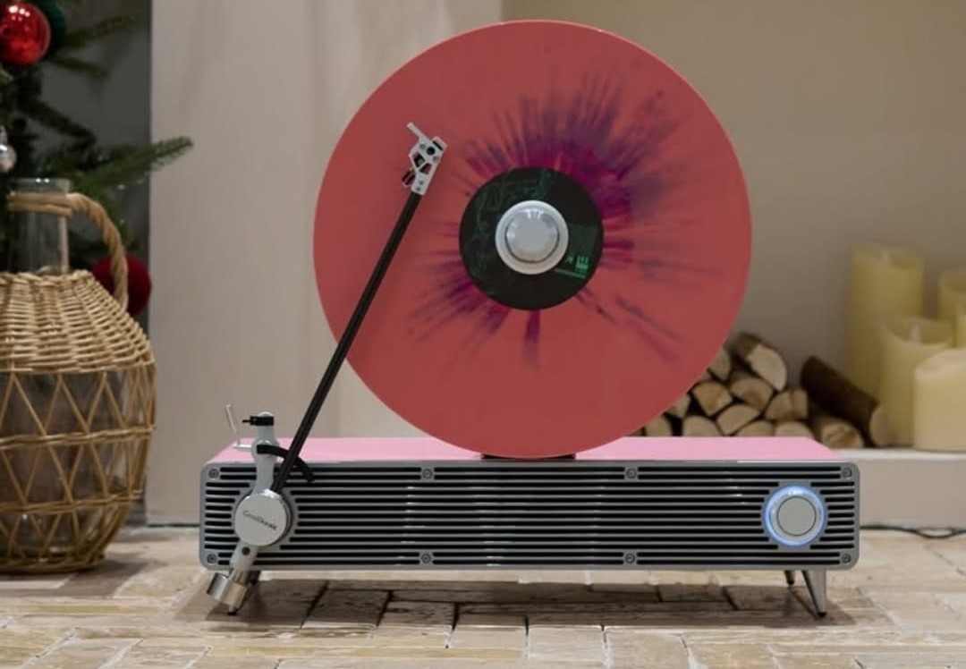Empresa de Hong Kong lança toca-discos vertical que une estética retrô e tecnologia de ponta