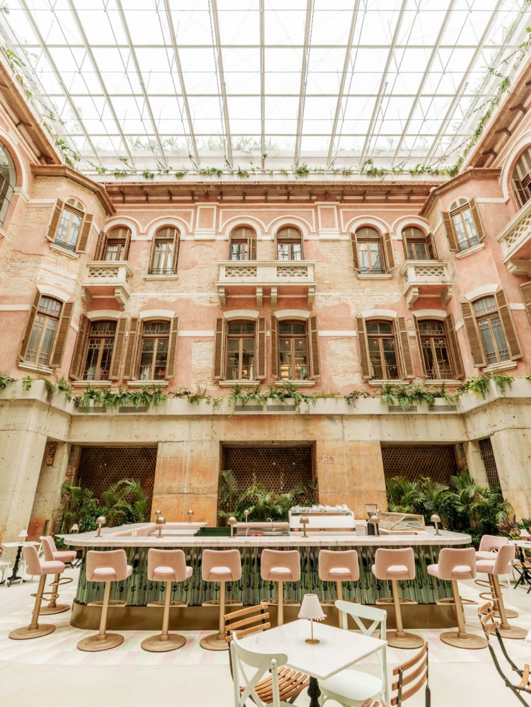 Abrimos Uma Brecha Das Cortinas Para Você Espiar Os Cenários Que Dão Vida Ao Nosso Restaurante.