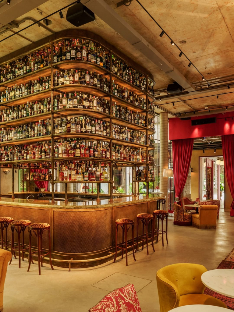 Abrimos Uma Brecha Das Cortinas Para Você Espiar Os Cenários Que Dão Vida Ao Nosso Restaurante. (1)