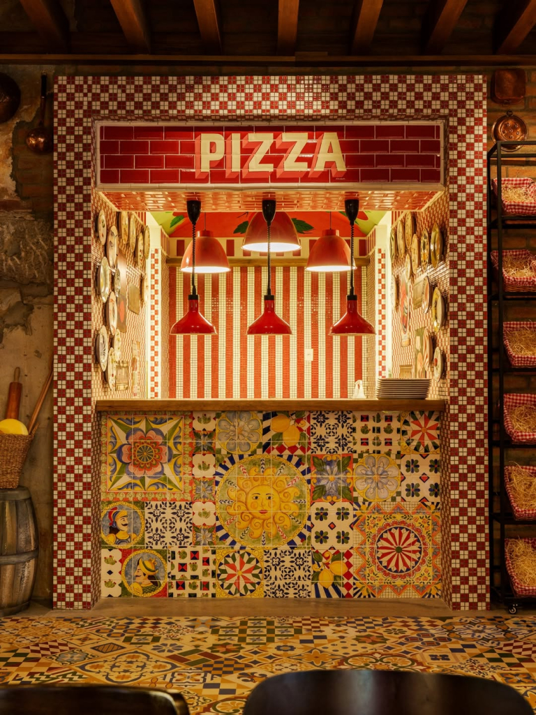 Abrimos Uma Brecha Das Cortinas Para Você Espiar Os Cenários Que Dão Vida Ao Nosso Restaurante. (4)