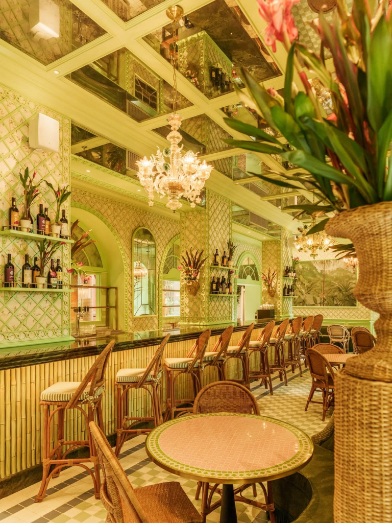 Abrimos Uma Brecha Das Cortinas Para Você Espiar Os Cenários Que Dão Vida Ao Nosso Restaurante. (5)