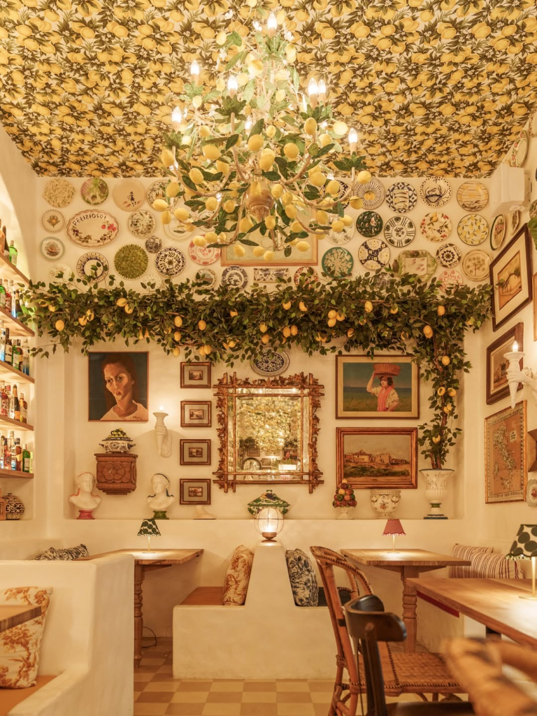 Abrimos Uma Brecha Das Cortinas Para Você Espiar Os Cenários Que Dão Vida Ao Nosso Restaurante. (6)