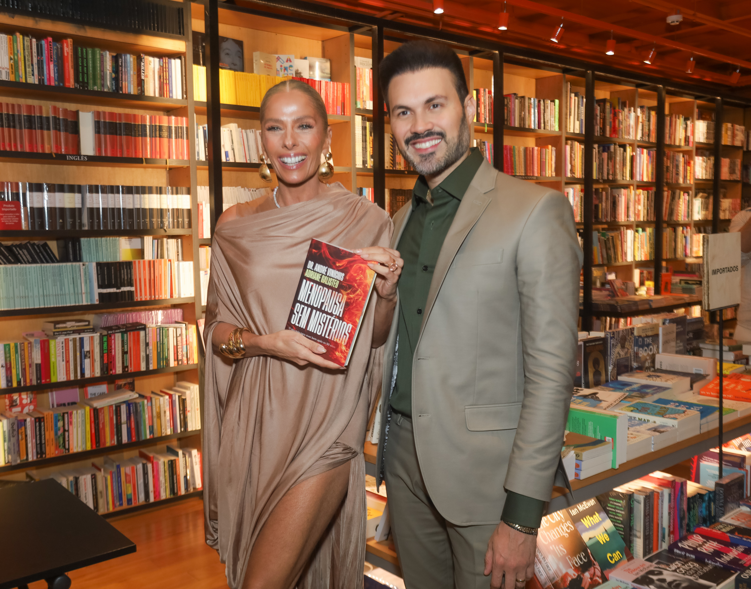 Adriane Galisteu reúne familiares e amigos no lançamento de seu novo livro “Menopausa sem Mistérios”, em São Paulo