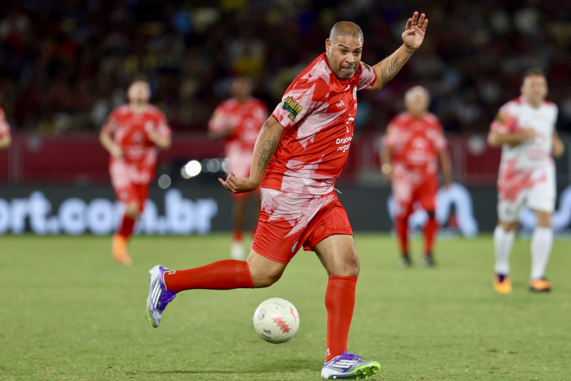Tradição solidária - Jogo das Estrelas transforma o Maracanã em espetáculo de futebol, famosos e causa social