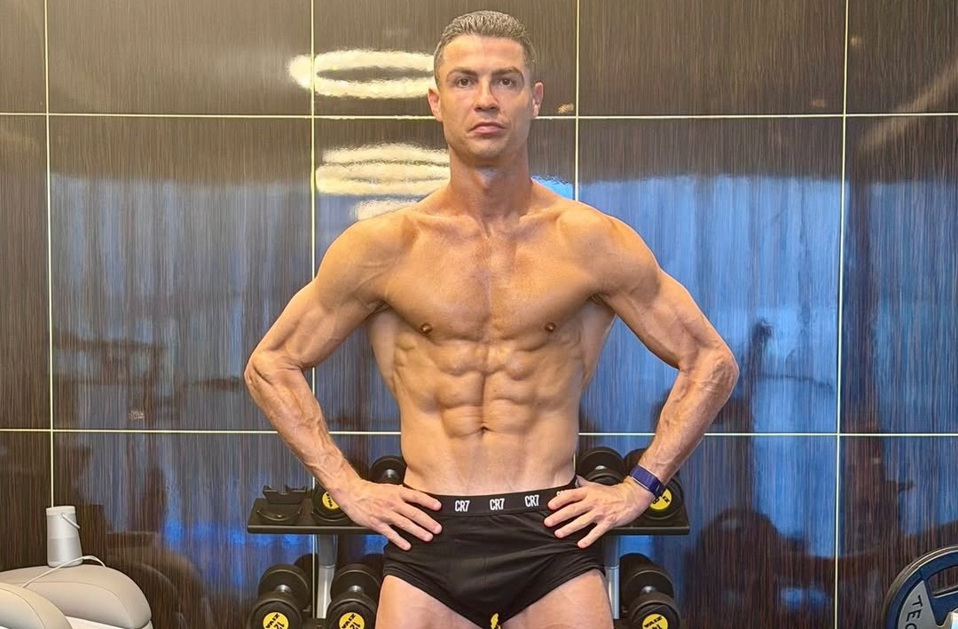 Cristiano Ronaldo impressiona ao exibir o preparo físico invejável aos 40 anos